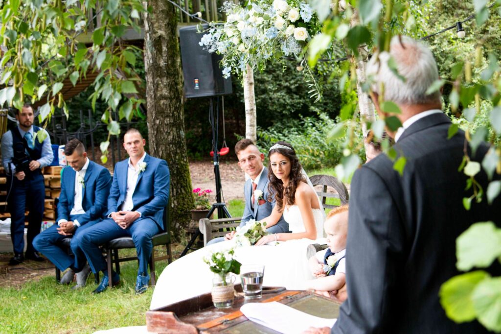 Bruiloft ceremonie buiten