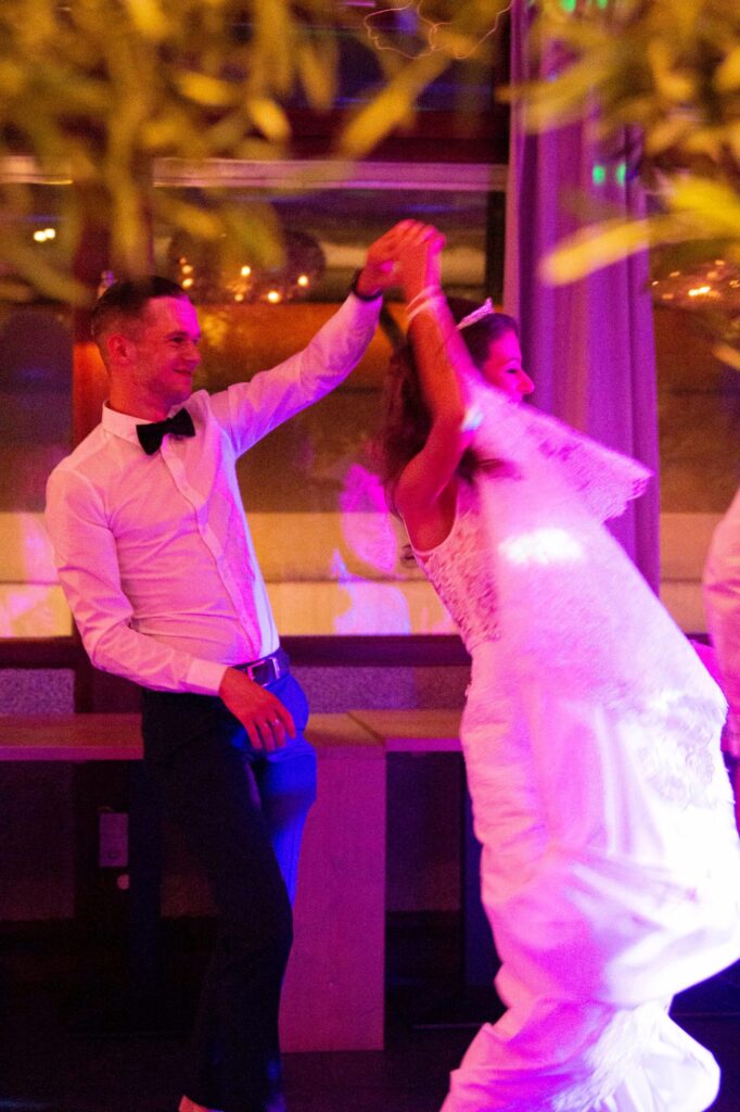 bruid dansen op bruiloft
